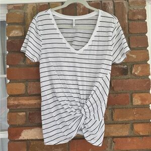 Z Supply V-Neck T-Shirt - Medium